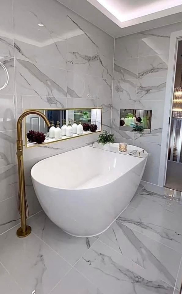 White Acrylic freestanding soaking bathtub