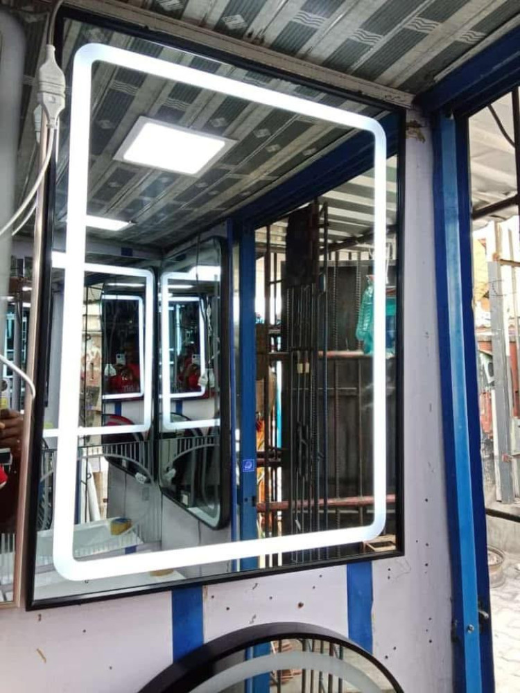 Square-shaped Led-lighted mirror
