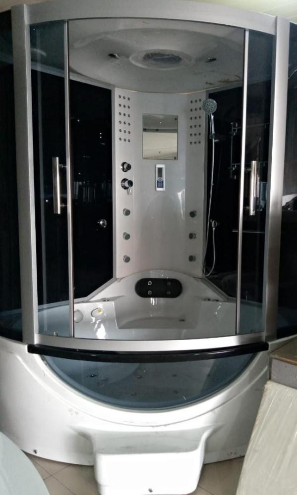 Corner Standing Jacuzzi