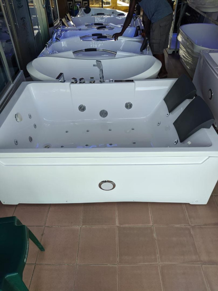 Freestanding Oval Bathtub