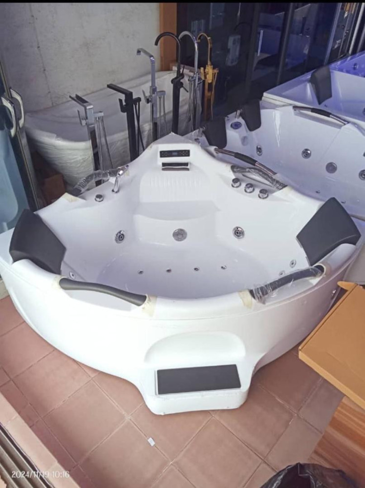 Modern Acrylic Bathtub