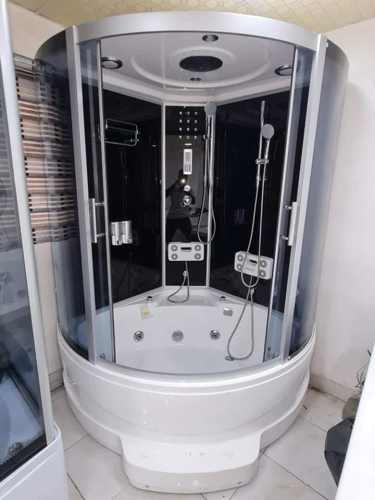 Self-contained showers cabin with jacuzzi function