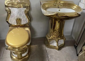 Gold-plaited one-piece toilet