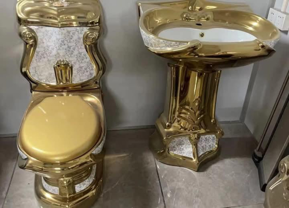 Gold-plaited one-piece toilet
