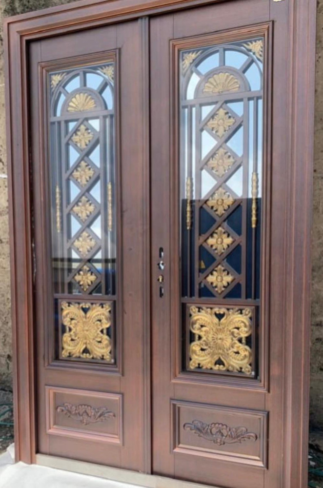 ornate Double-leaf with a brown finish and gold-coloured decorative metalwork