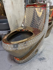 One-piece golden toilet with a geomtric pattern 