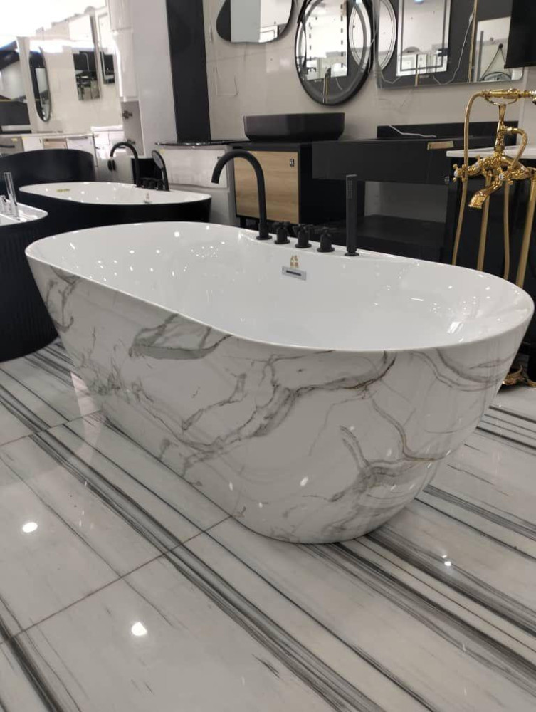 Freestanding bathtub with a White Interior and a marble-patterned exterior