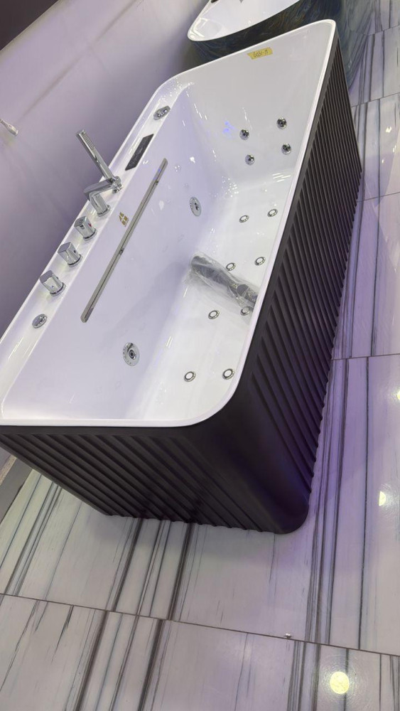 Modern Hydromassae bathtub 